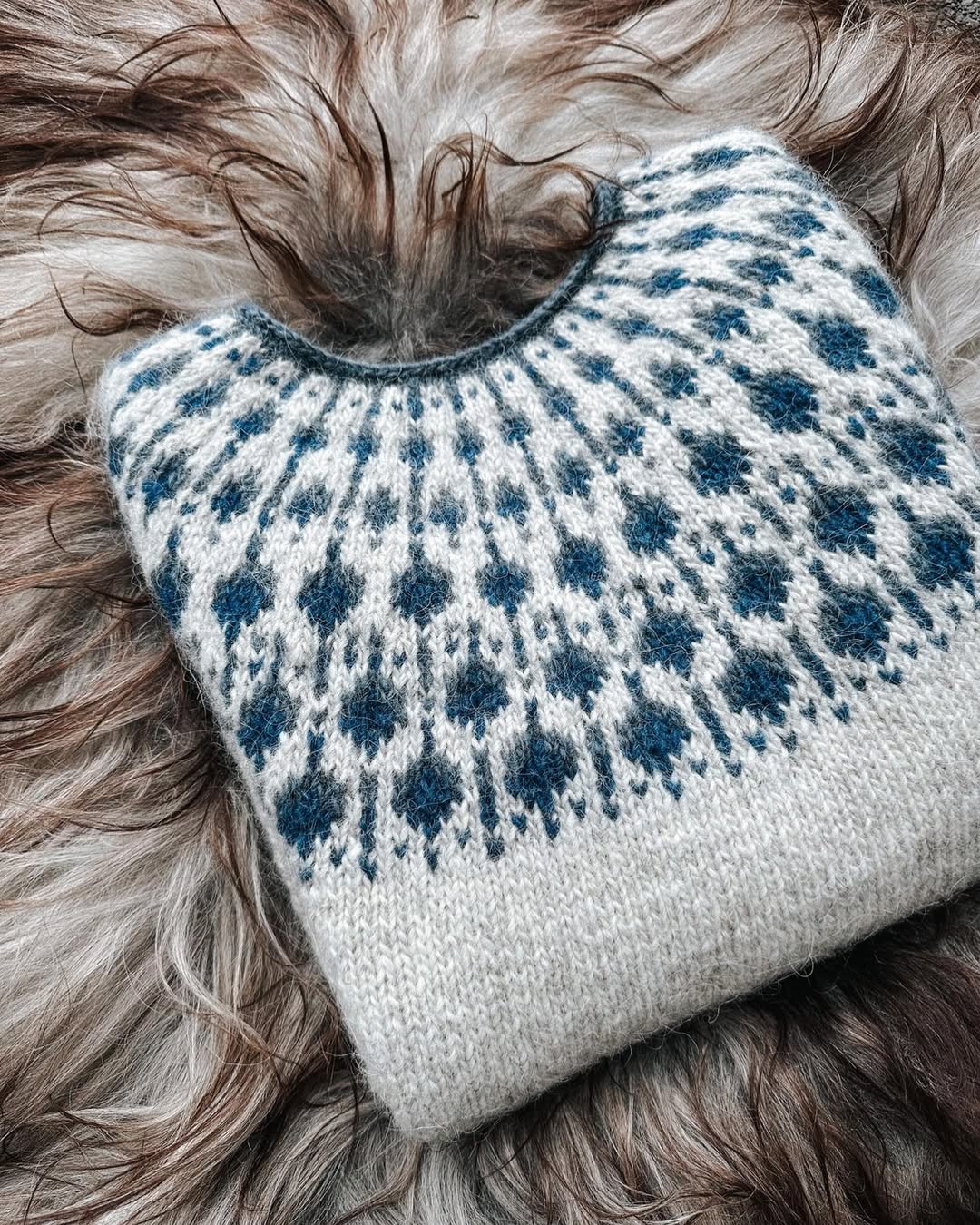 Blåbær Genseren er designet av Christina Gjertsen @sisuknitwear   